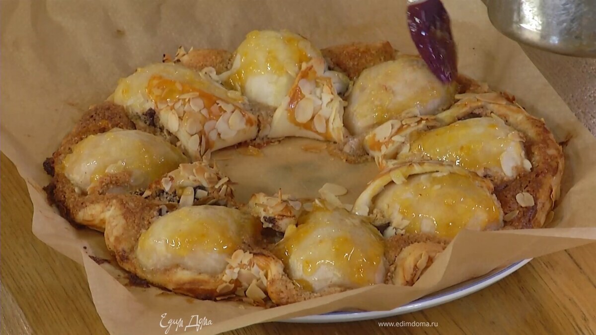 Джем растопить в небольшой кастрюле и кисточкой смазать горячие груши.