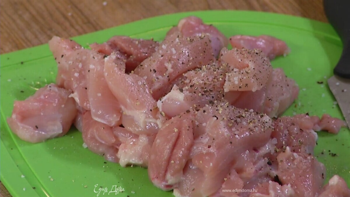 Куриное филе нарезать полосками, посолить, поперчить.