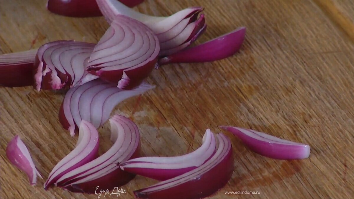 Красный лук почистить и нарезать дольками.