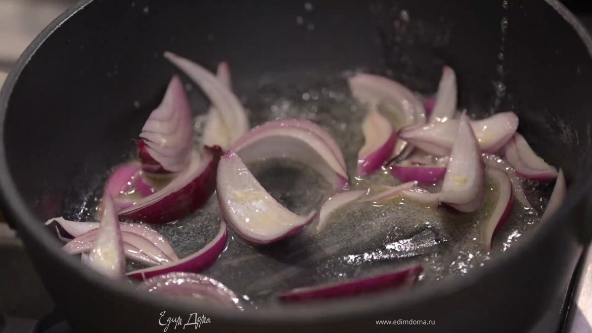 Разогреть в тяжелом глубоком сотейнике сливочное и оливковое масло, выложить нарезанный лук, слегка посолить, посыпать сахаром и обжаривать до появления золотистой корочки.