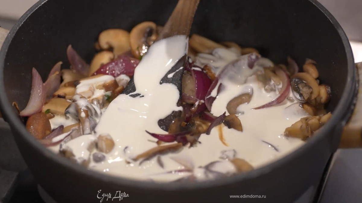 Все грибы нарезать пластинками и выложить в сотейник к луку, все еще раз посолить, посыпать листьями тимьяна, перемешать и обжарить, затем влить сливки (1 ч. ложку оставить), перемешать и немного прогреть.