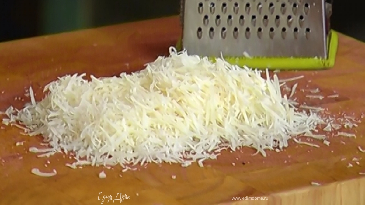 Чеддер натереть на мелкой терке.
