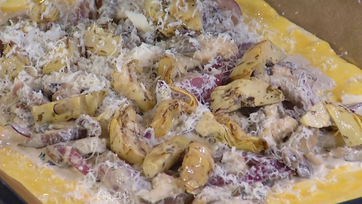 Выложить на тесто обжаренные грибы, посыпать частью натертого сыра, разложить артишоки и посыпать все сыром (1 ч. ложку оставить).