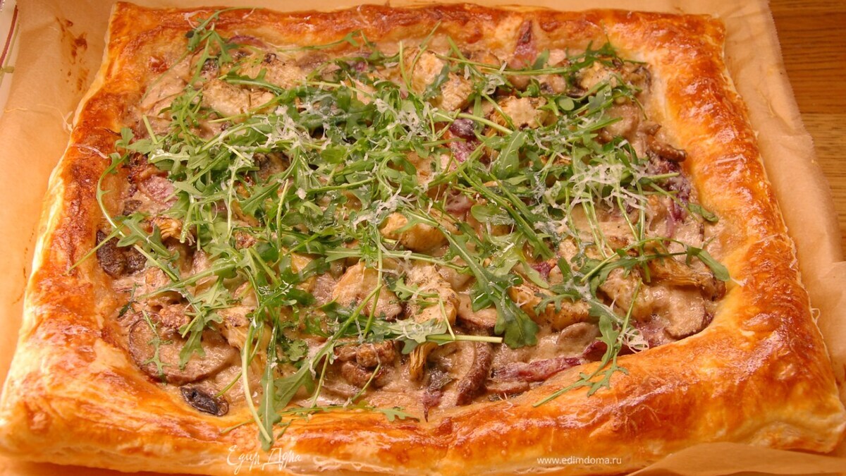 Выпекать в разогретой духовке 25 минут, затем посыпать руколой, сбрызнуть оливковым маслом Extra Virgin, посолить и посыпать оставшимся сыром.