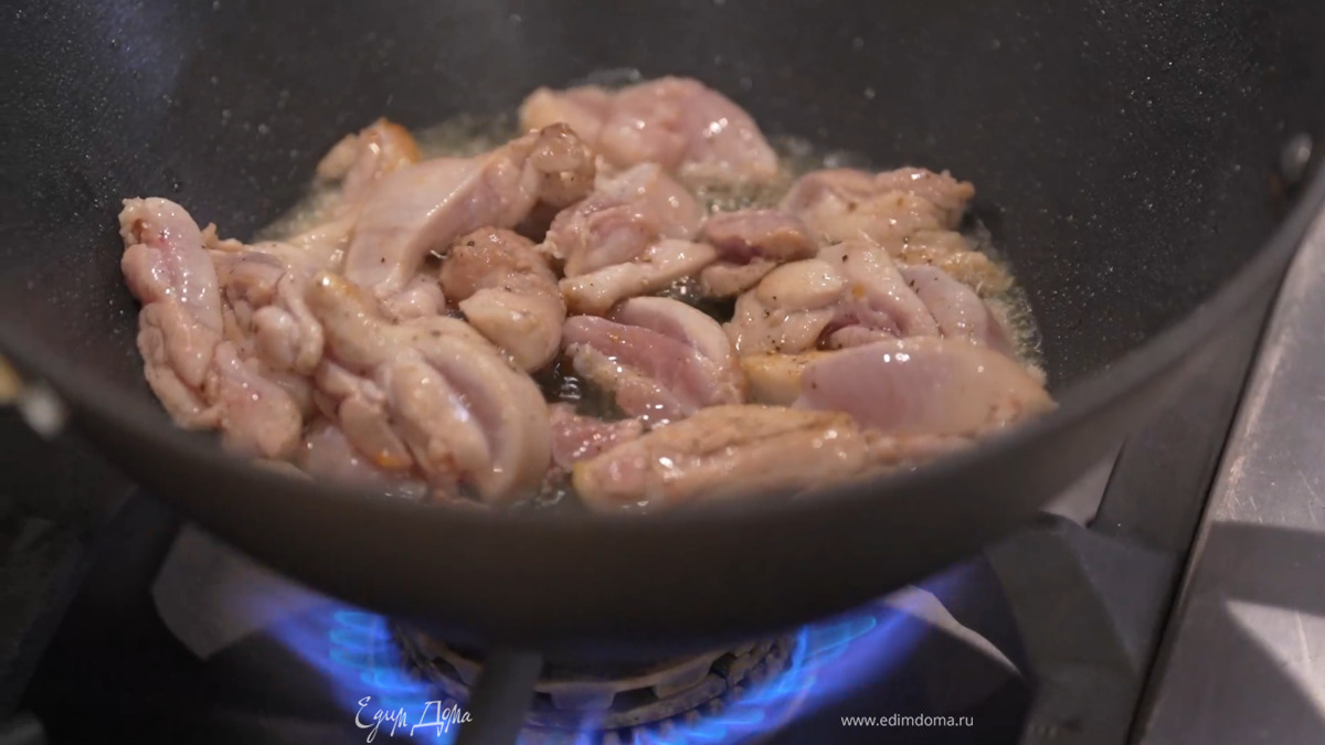 Разогреть сковороде вок растительное масло и обжарить курицу до золотистого цвета.