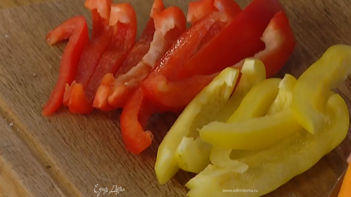 Сладкий перец, удалив плодоножку с семенами, нарезать соломкой.