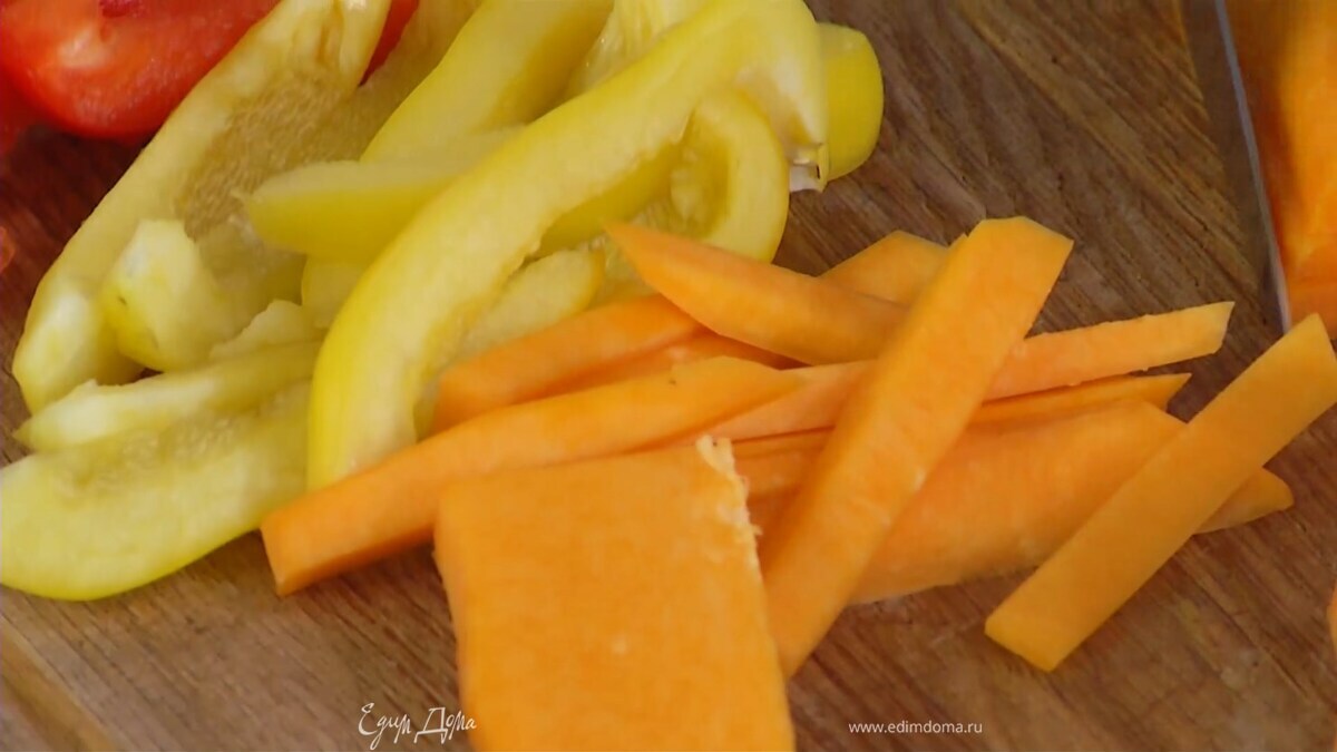 Тыкву нарезать брусочками.