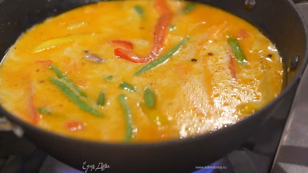 Влить в суп кокосовое молоко, посолить и варить около 15 минут до готовности овощей.