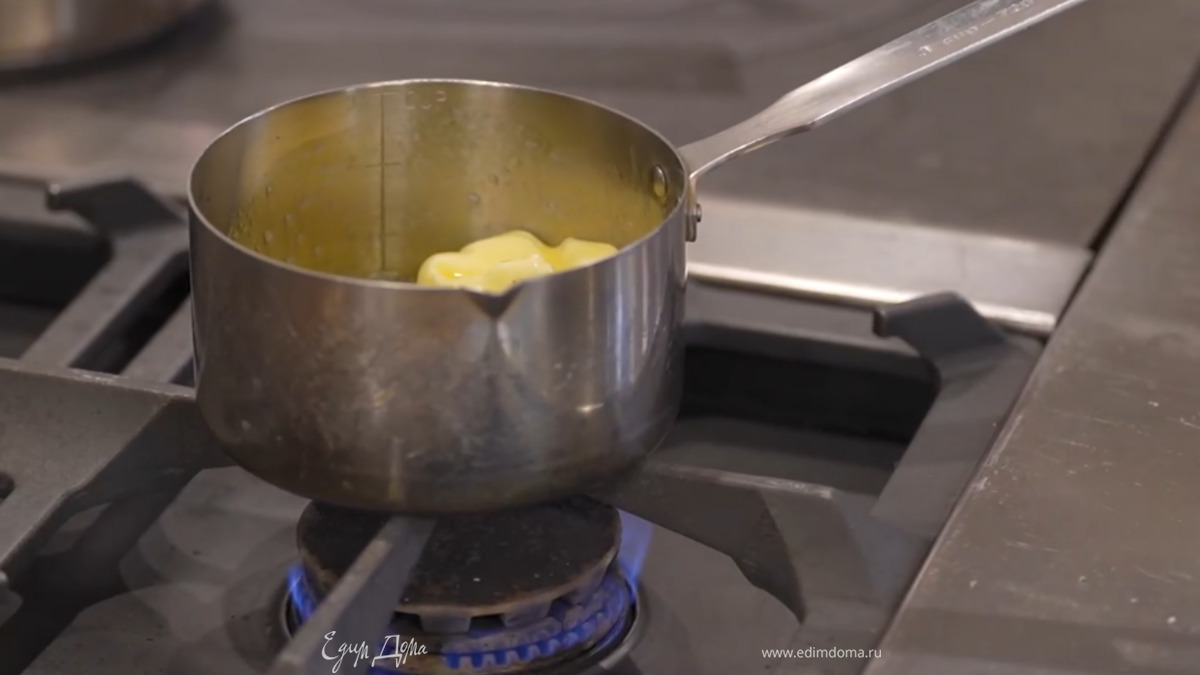 Сливочное масло растопить на медленном огне.