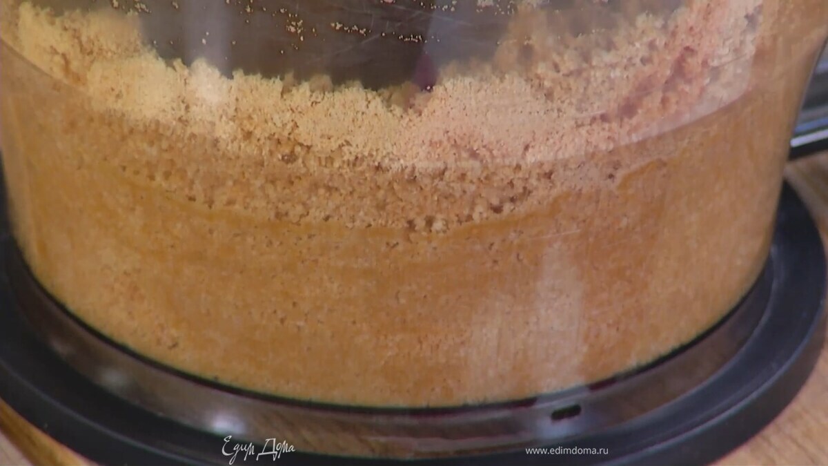 Печенье измельчить в блендере в муку, небольшими порциями влить растопленное масло и взбить все в однородную массу.