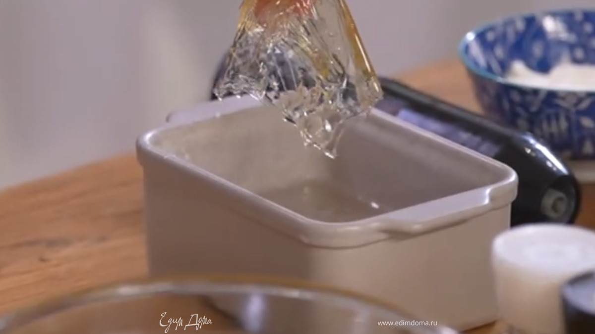 Желатин замочить в холодной воде, затем промокнуть бумажным полотенцем.