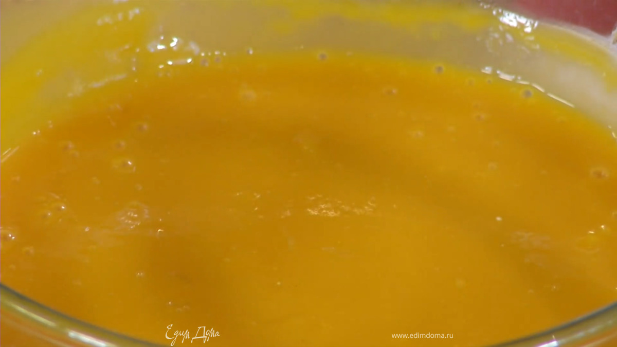 В небольшой ковшик отлить 100 мл пюре, выжать сок лайма и половинки лимона, добавить желатин и прогревать на маленьком огне до полного растворения желатина, затем влить в оставшееся пюре манго и перемешать венчиком.
