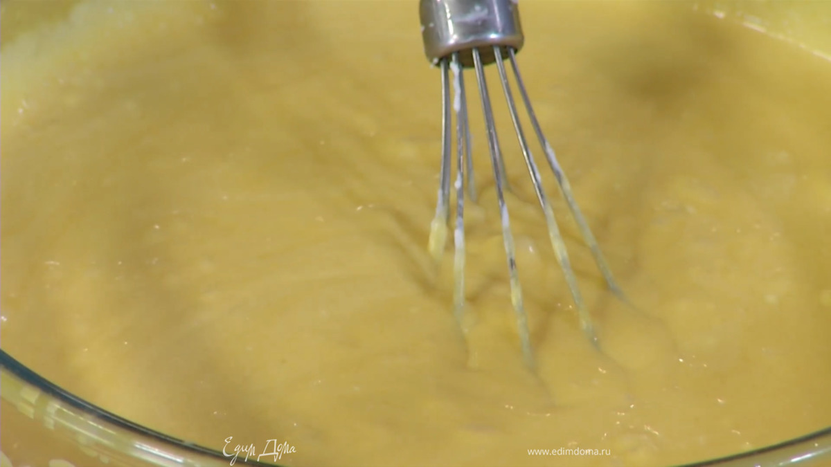 Сливки взбить блендером с насадкой-венчиком, продолжая взбивать, небольшими порциями ввести сливочный сыр, затем выложить все в манговое пюре, вымешать венчиком и отправить в холодильник.