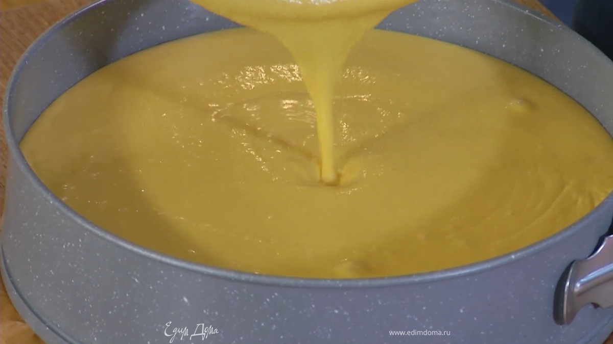 В форму с остывшим коржом влить охлажденный крем и отправить в холодильник на 1–2 часа.