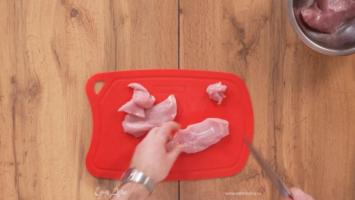 Нарежьте индейку произвольными кусками по 1,5-2 см. Разложите по вакуумным пакетам. По 200 г на порцию. Разровняйте тонким слоем. Так быстрее замерзнет и оттает. Завакуумируйте. Подпишите: "Индейка. Азу" и дату.<br />
 