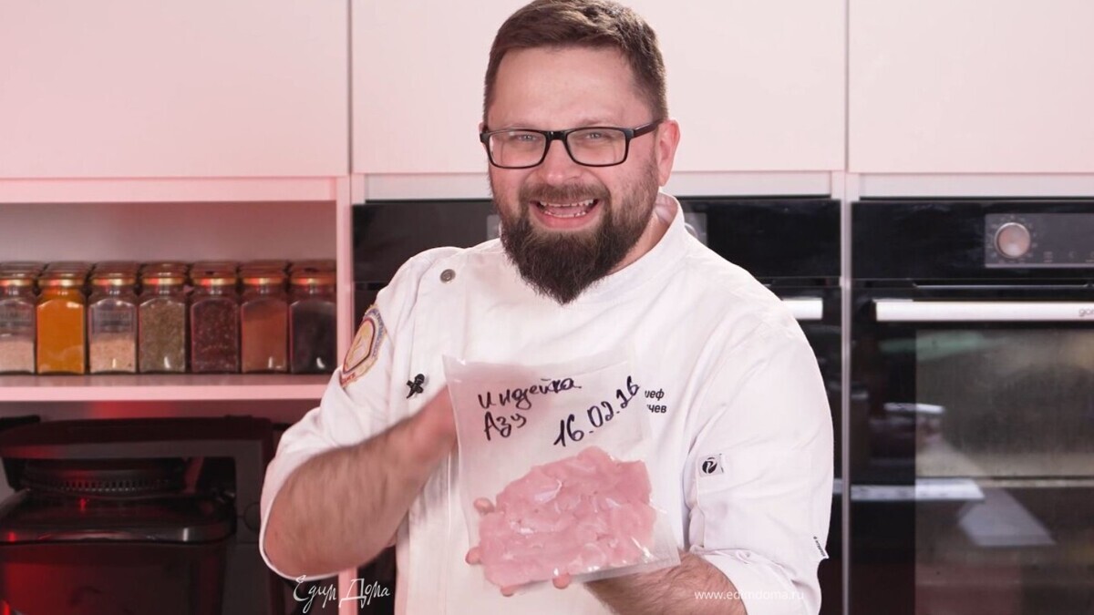 Достаньте заготовку вечером. Переложите в холодильник на ночь. Мясо оттает без потери сока. Ничего не вытечет.<br />
 