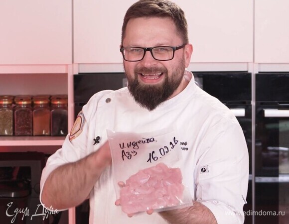 Достаньте заготовку вечером. Переложите в холодильник на ночь. Мясо оттает без потери сока. Ничего не вытечет.<br />
 