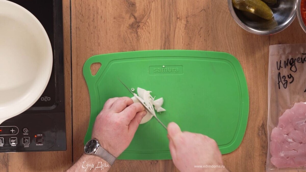 Нарежьте лук четвертинками. Не полукольцами, а треугольничками. Разогрейте сковороду с маслом чуть выше среднего. Выложите лук. Жарьте до легкой карамелизации. Это важно: так уходит вещество, которое вызывает изжогу.<br />
 