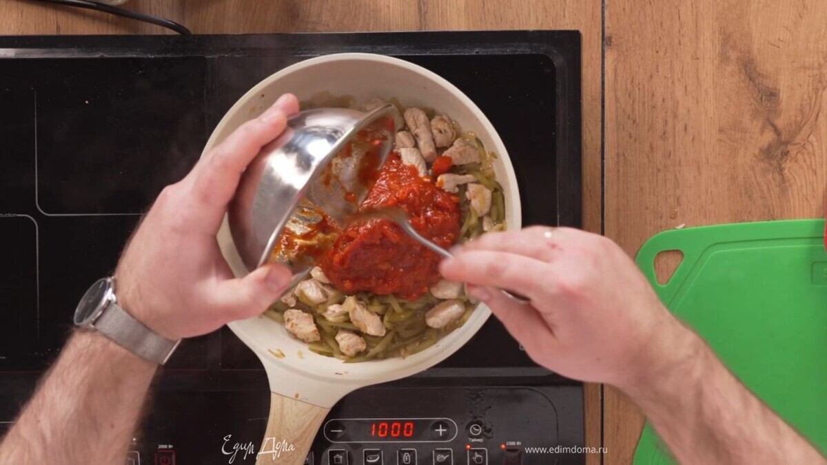 Посолите чуть-чуть. Огурцы уже соленые. Поперчите свежемолотым перцем. Добавьте томатную основу щедро. Если густо — подлейте воды. Сразу добавьте сахар. Иначе индейка впитает кислоту, и вкус испортится. Перемешайте. Томите 10 минут на медленном огне.<br />
 