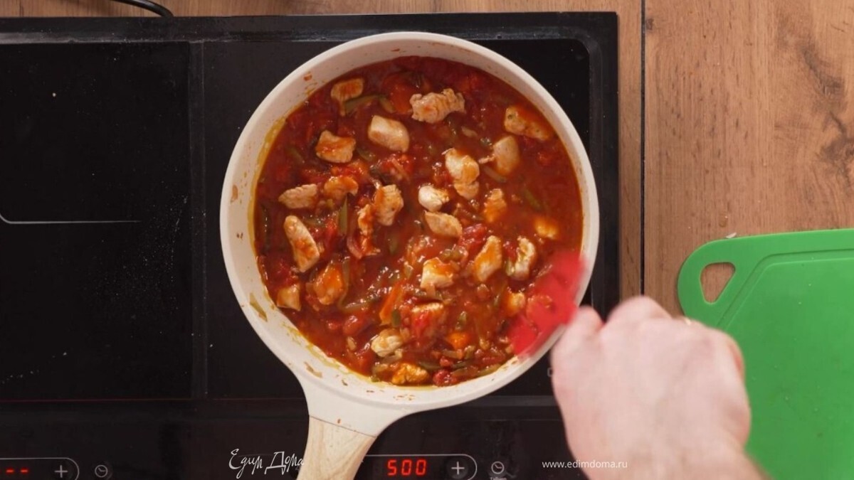 Выложите азу в глубокую тарелку. Сверху посыпьте рубленой петрушкой. Лучший гарнир — отварной картофель или рис.<br />
 <br />
Реклама. ООО "Перезагрузка".