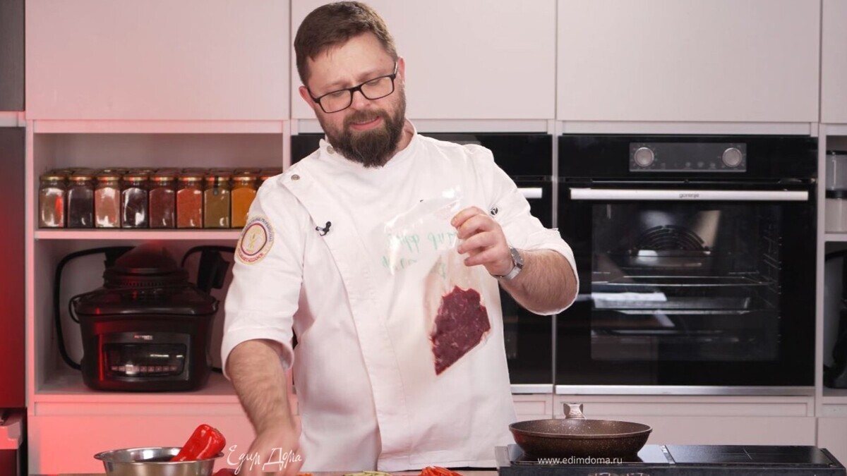 Нарежьте говядину тонкими слайсами под углом 45 градусов. Толщина — 2-3 миллиметра, не больше. Длина — чем длиннее, тем удобнее. Разложите мясо по вакуумным пакетам порционно. Завакуумируйте, подпишите и заморозьте.<br />
 