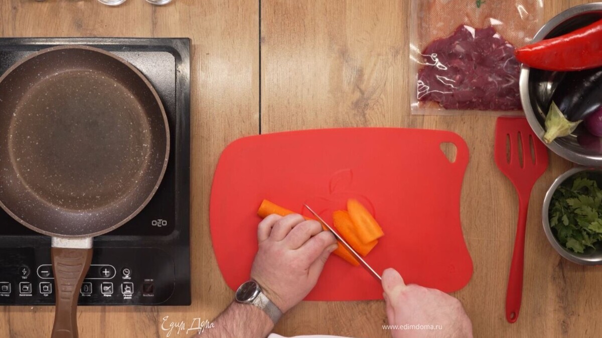 Морковь нарежьте длинной соломкой. Перец — длинными полосками. Баклажан нарежьте тонко. Семечки старайтесь не брать. Лук — тонкими полукольцами. Все должно быть примерно одной длины.<br />
 