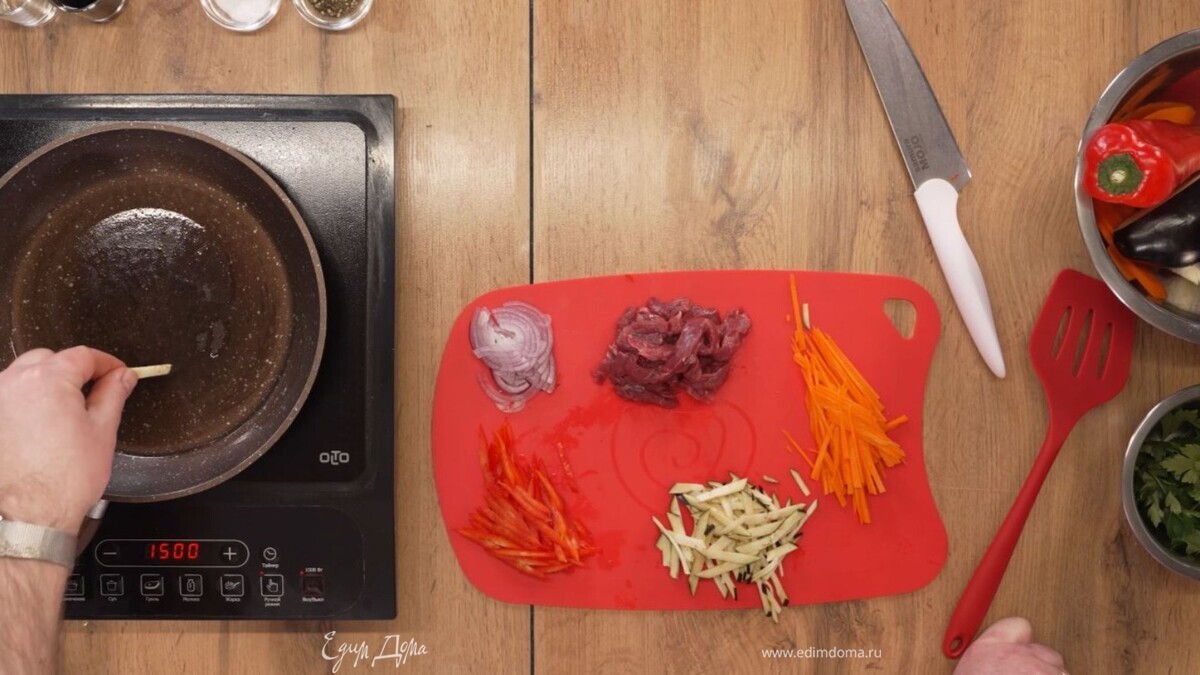 Включите плиту на максимум. Сковорода должна раскалиться до дымка. Налейте масло. Ждите, пока разогреется. Проверить можно баклажаном: прислоните — зашипело, значит готово.<br />
 