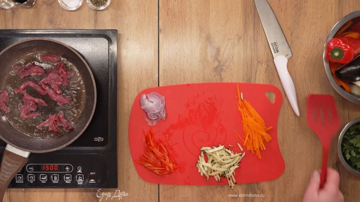 Выложите говядину. Сразу начинайте мешать. Как только розовый цвет исчез — добавьте морковь и перец. Мешайте. Ждите, пока морковка станет мягче. Добавьте лук и баклажаны. Жарьте еще 30 секунд на максимуме. Влейте соевый соус. Мешайте, пока он выпарится.<br />
 