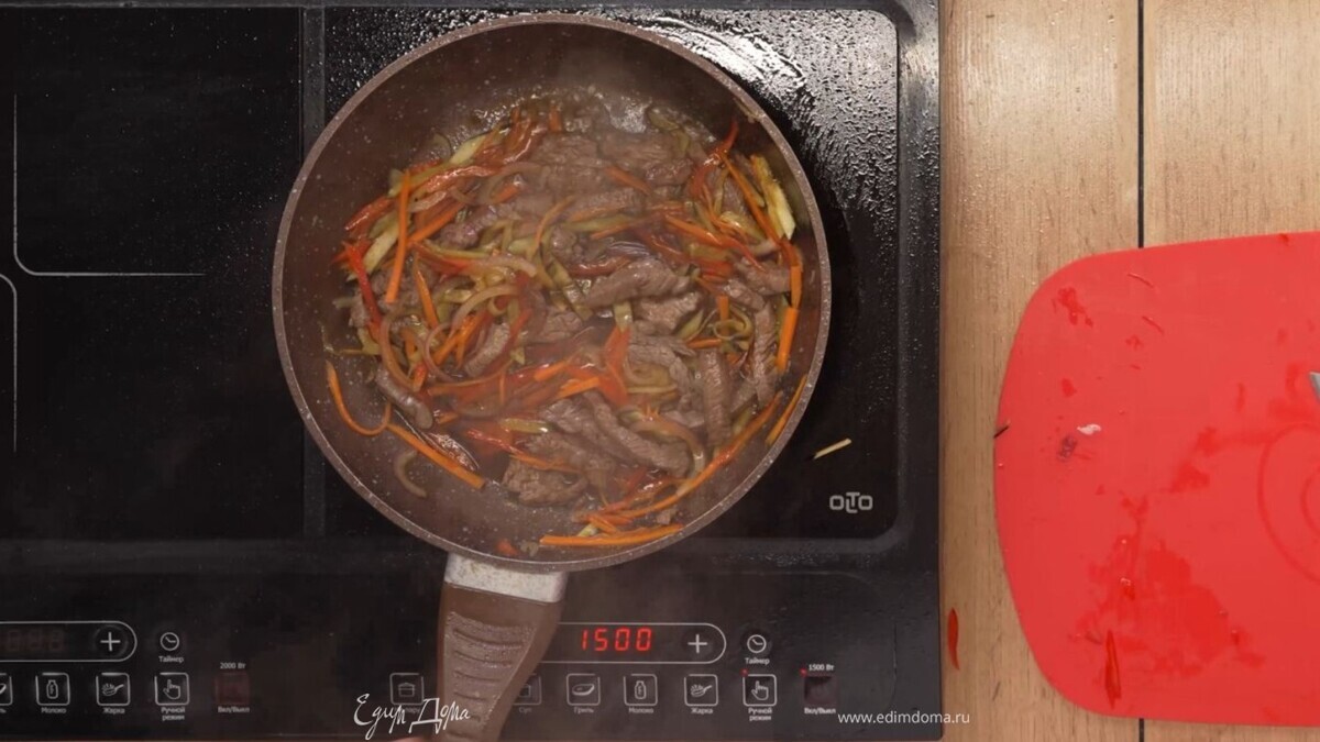 Выключите плиту. Посыпьте блюдо рубленой кинзой и белым кунжутом. Все. Прошло 4 минуты. Ужин готов.<br />
 <br />
Реклама. ООО "Перезагрузка".<br />
 