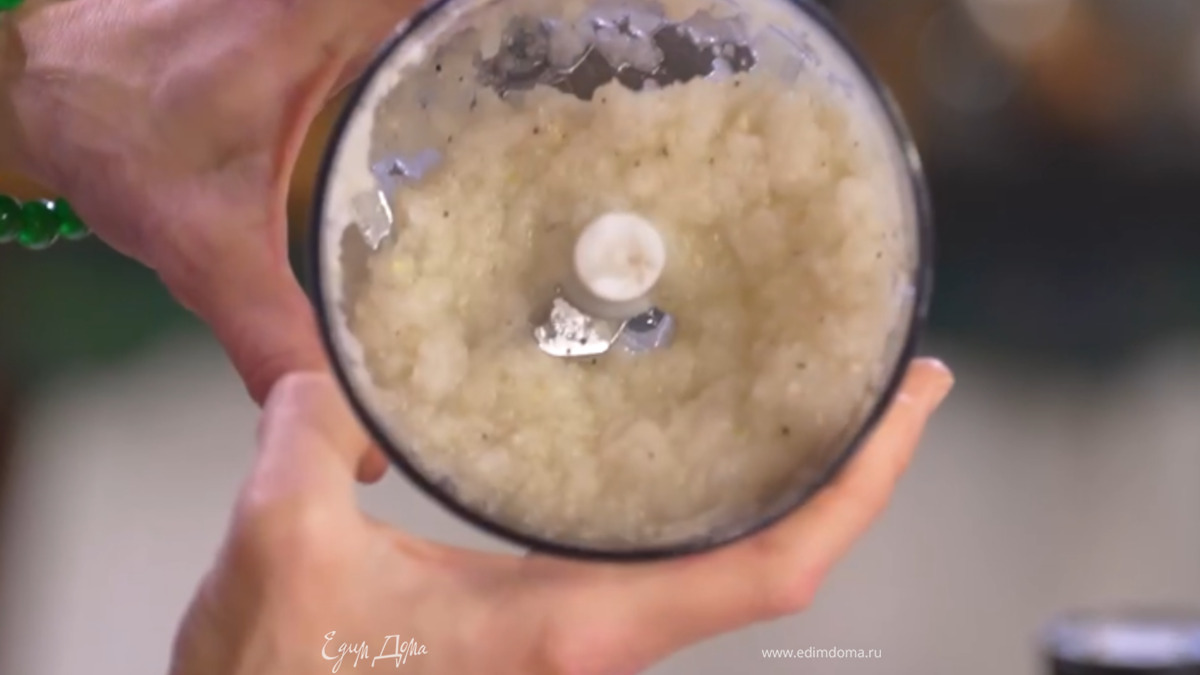 Белую луковицу и чеснок почистить, крупно порезать и выложить в чашу блендера, слегка посолить, поперчить и измельчить.