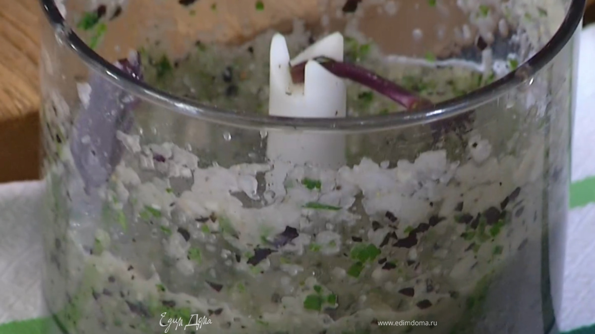 Кинзу и фиолетовый базилик порвать руками, половину отложить, остальное добавить в блендер и взбить.