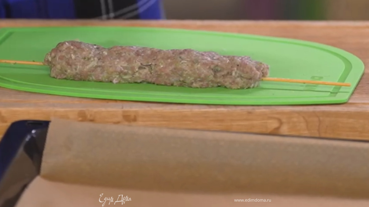 Баранину и курдючное сало провернуть через мясорубку, добавить взбитый лук с травами, посолить и вымешать руками, затем на вымоченных в воде шпажках сформировать из фарша продолговатые колбаски.