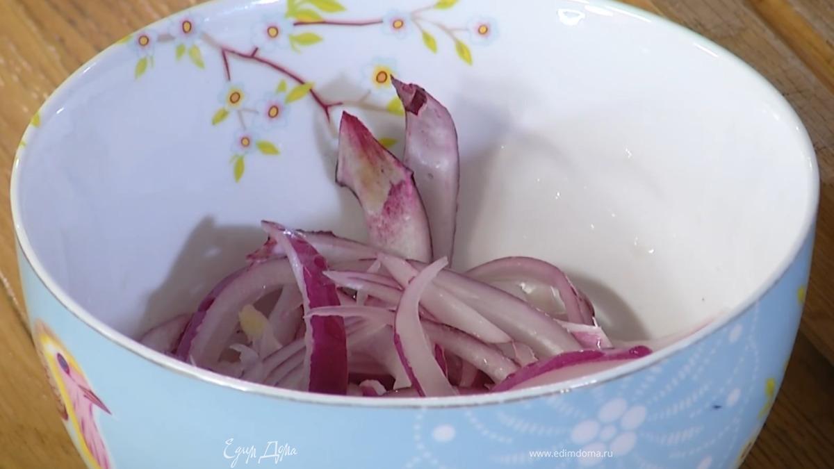 Красный лук почистить и нарезать соломкой, залить винным уксусом и дать постоять.