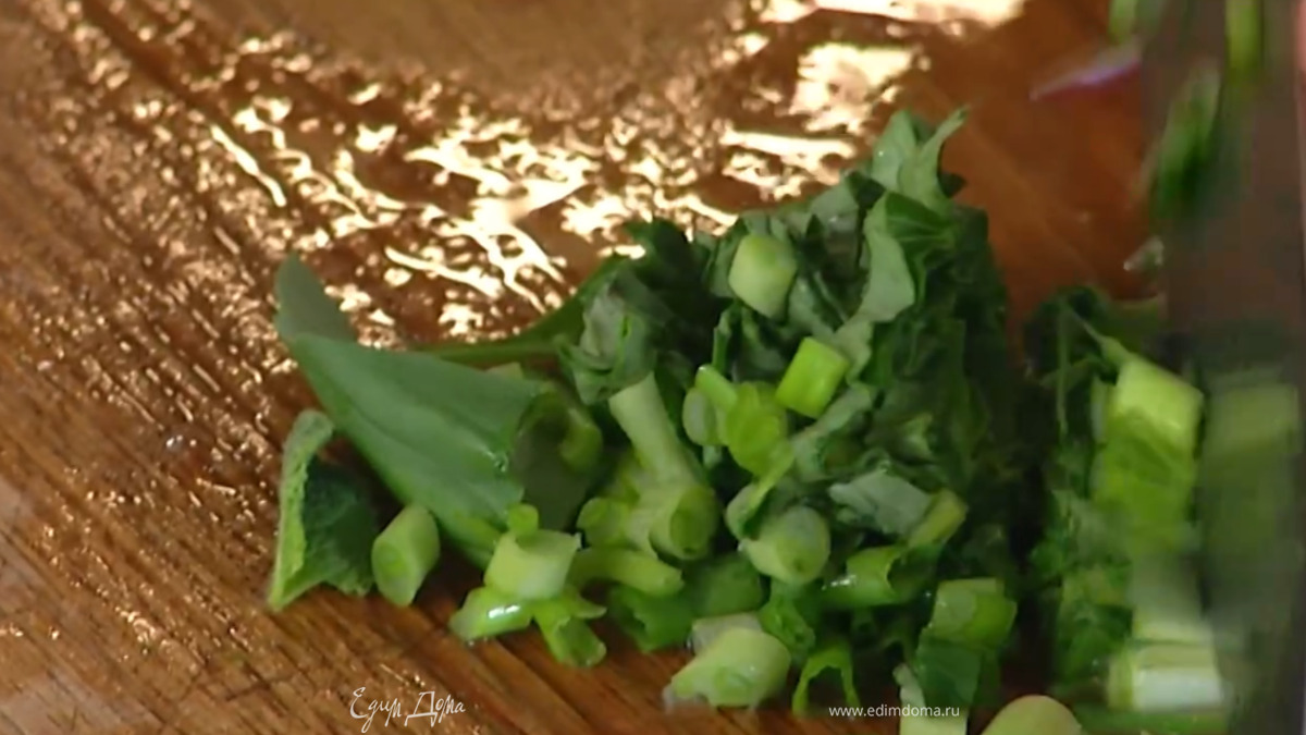 Зеленый лук и базилик нарезать.
