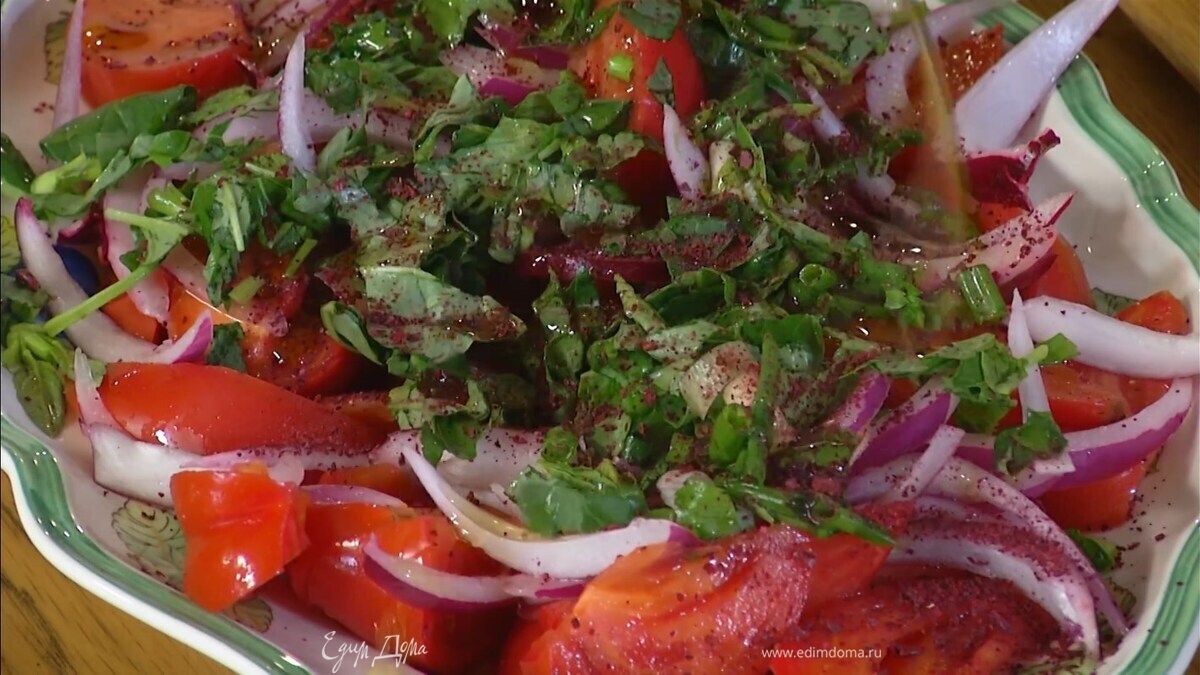 Помидоры нарезать дольками, выложить на тарелку, сверху разложить замаринованный лук и нарезанный базилик с луком, посыпать все сумахом и полить оливковым маслом Extra Virgin.