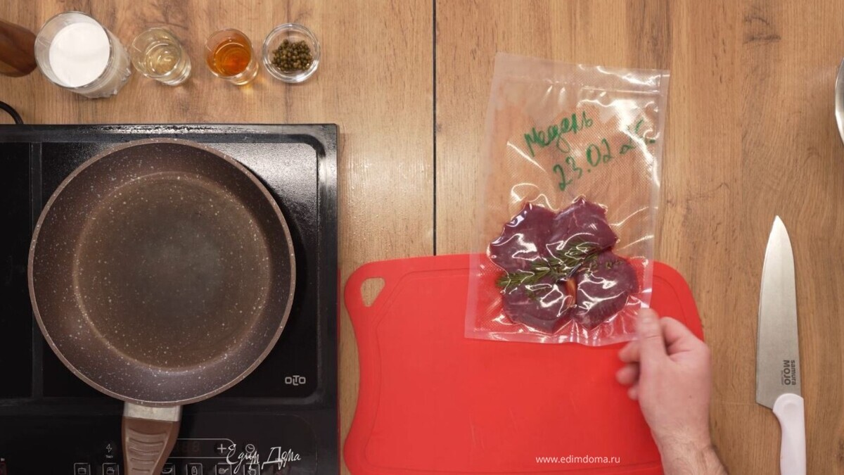 Достаньте медальоны из заготовки. Промокните их бумажным полотенцем со всех сторон. Посолите и поперчите только одну сторону. Важно, чтобы место среза было чистым — при обжаривании оно запечатает сок внутри.<br />
 