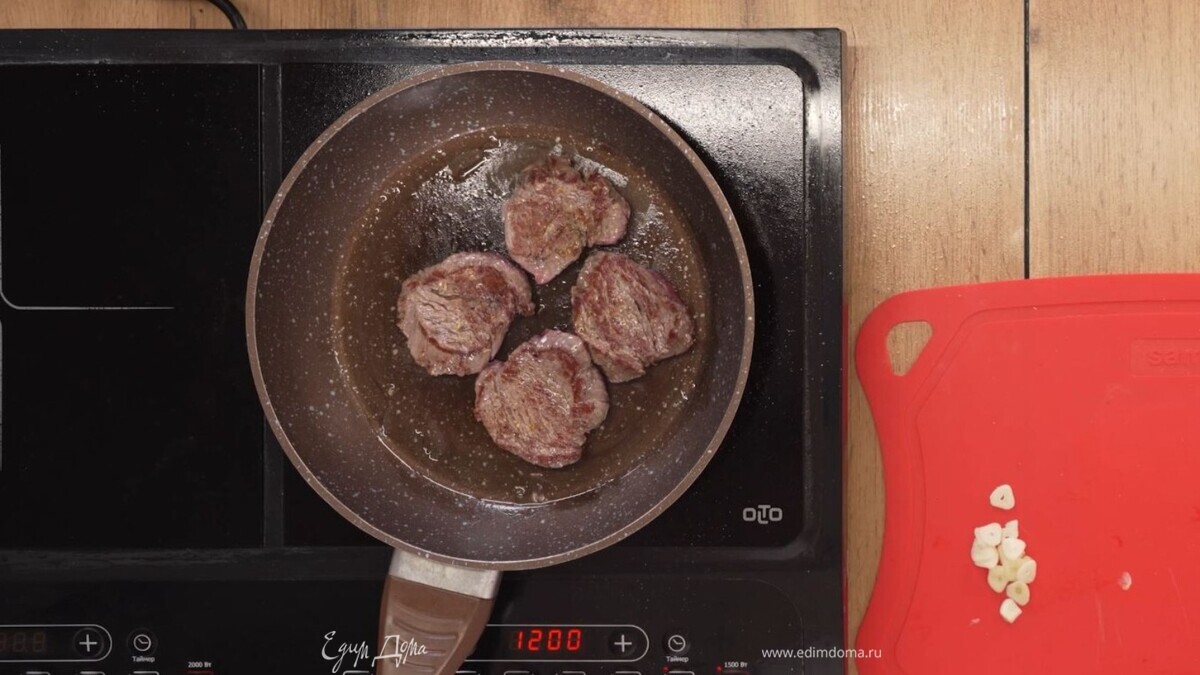 Разогрейте сковороду на максимуме. Налейте немного растительного масла. Выложите медальоны посоленной стороной вниз. Жарьте 20 секунд. Переверните. Жарьте еще 20 секунд. Мясо должно подрумяниться, но не пережариться. Снимите на доску. Сковороду не выключайте.<br />
 