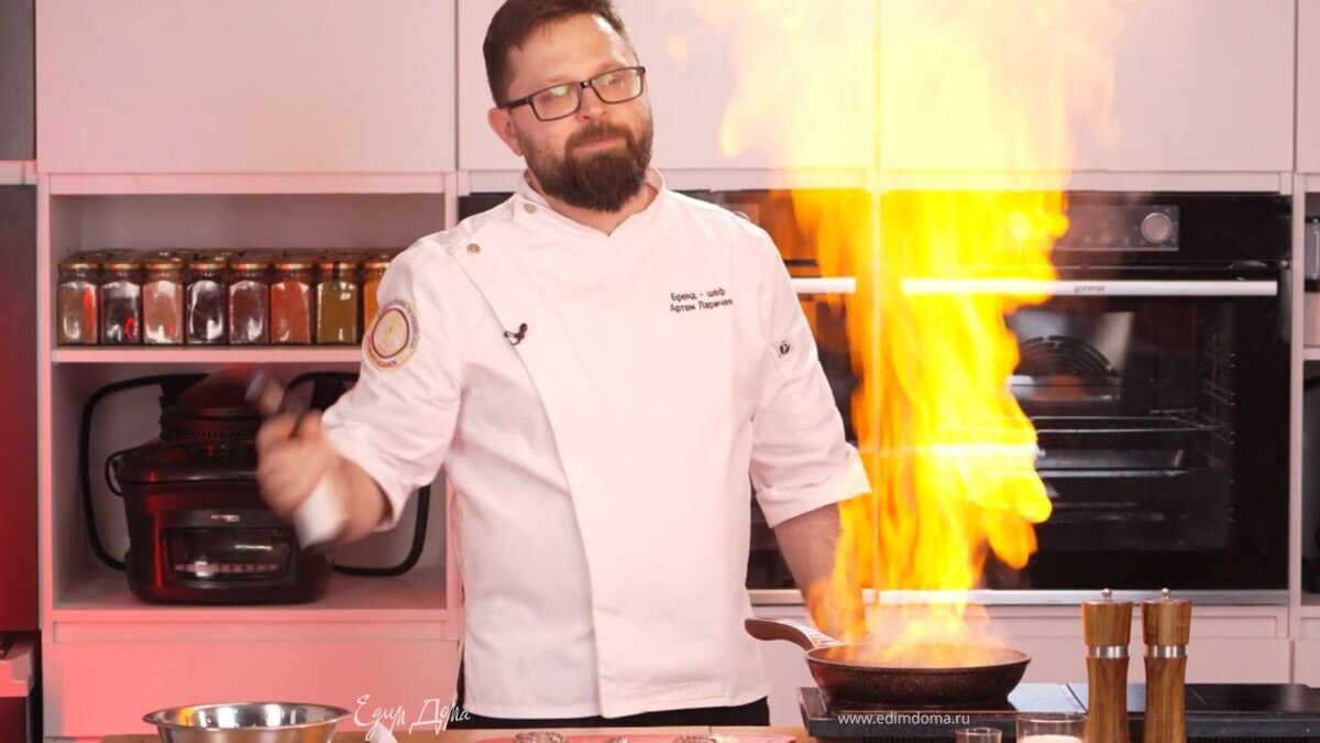 Высыпьте на сковороду перец горошком. Добавьте черный молотый перец. Влейте коньяк. Не дышите над сковородой. Подожгите коньяк (будьте осторожны!). Ждите, пока пламя полностью не погаснет. Алкоголь выпарится, останется шоколадный привкус. Влейте сливки. Доведите до кипения. Добавьте совсем немного соли — сливки легко пересолить.<br />
 