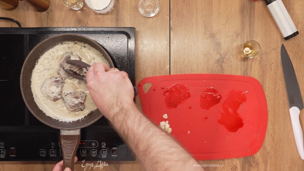 Верните медальоны в соус. Один раз переверните. Оставьте на 3-4 минуты на медленном огне. Соус пропитает мясо, вкусы объединятся.<br />
 