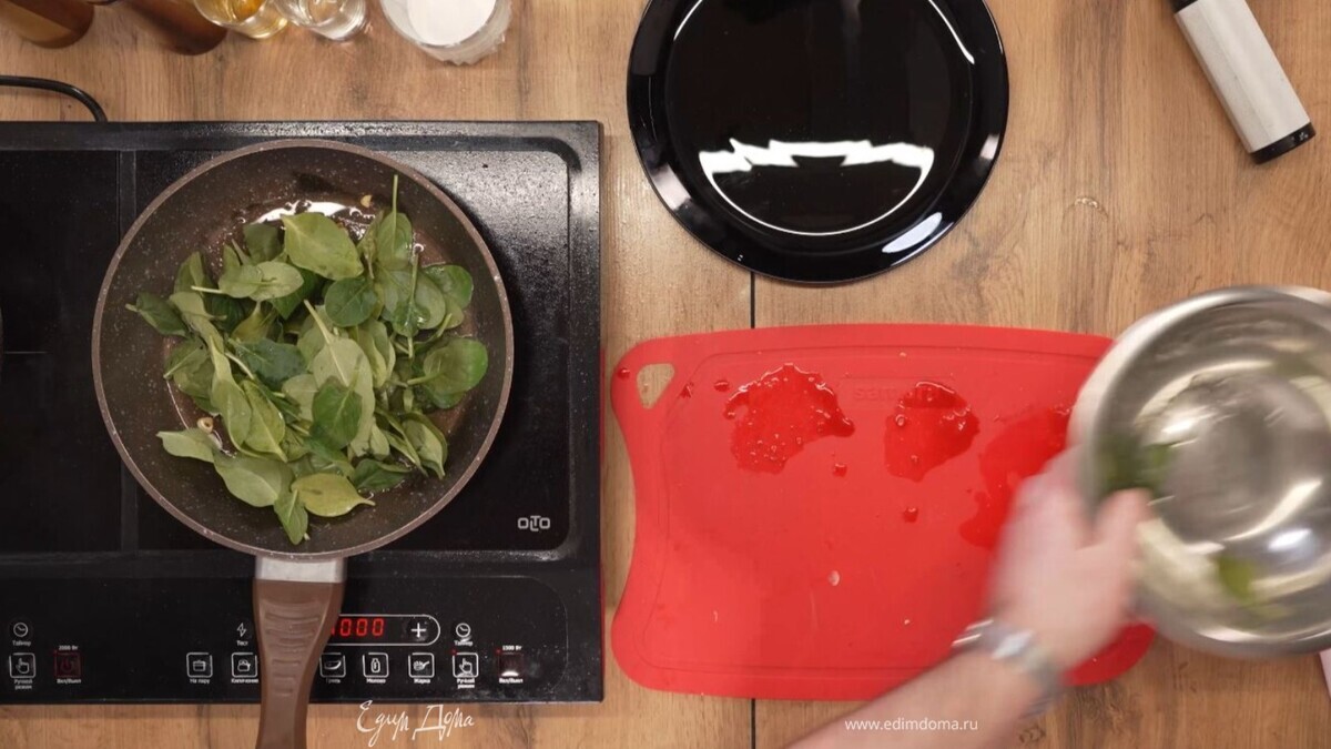 На отдельной сковороде разогрейте масло. Обжарьте тонкие слайсы чеснока до легкой карамелизации. Добавьте шпинат. Он сразу уменьшится в объеме. Через 20 секунд выключите огонь. Посолите. Подавайте с зеленью.<br />
 <br />
Реклама. ООО "Перезагрузка".<br />
 