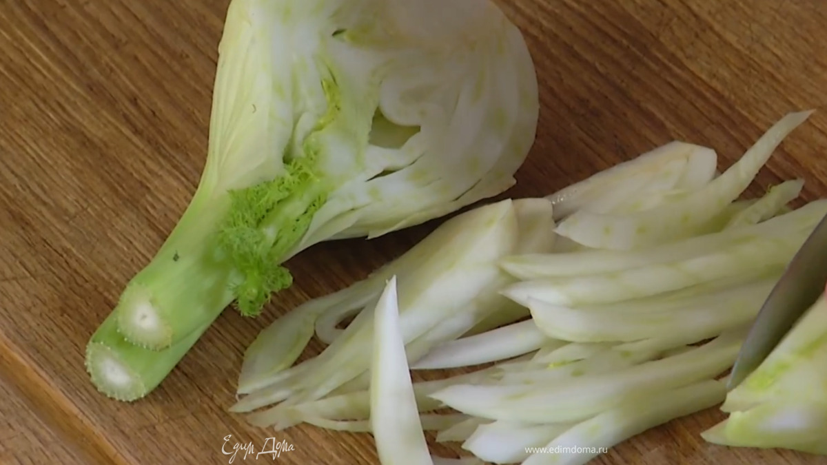 Фенхель нарезать тонкой соломкой.