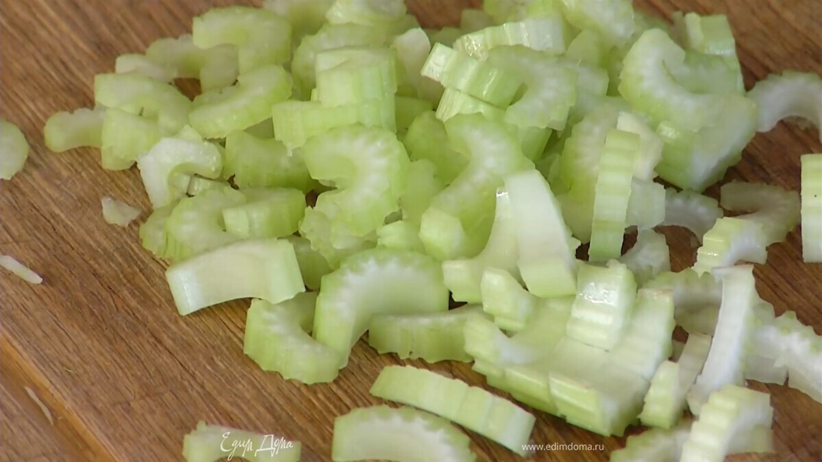 Сельдерей тонко порезать поперек.