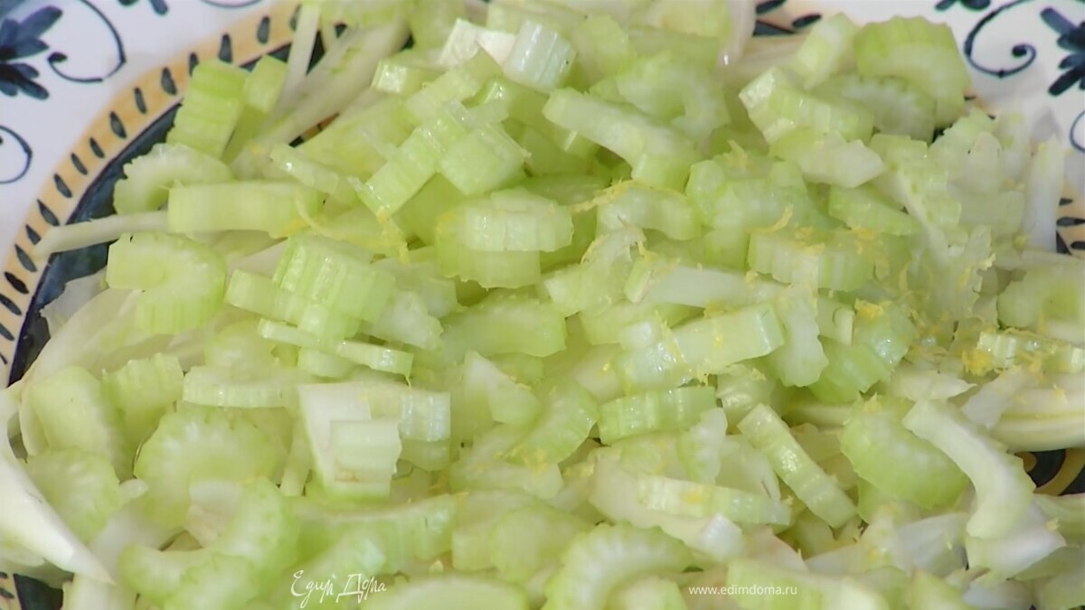 Нарезанные фенхель и сельдерей выложить на блюдо, посыпать цедрой и полить соком лимона.