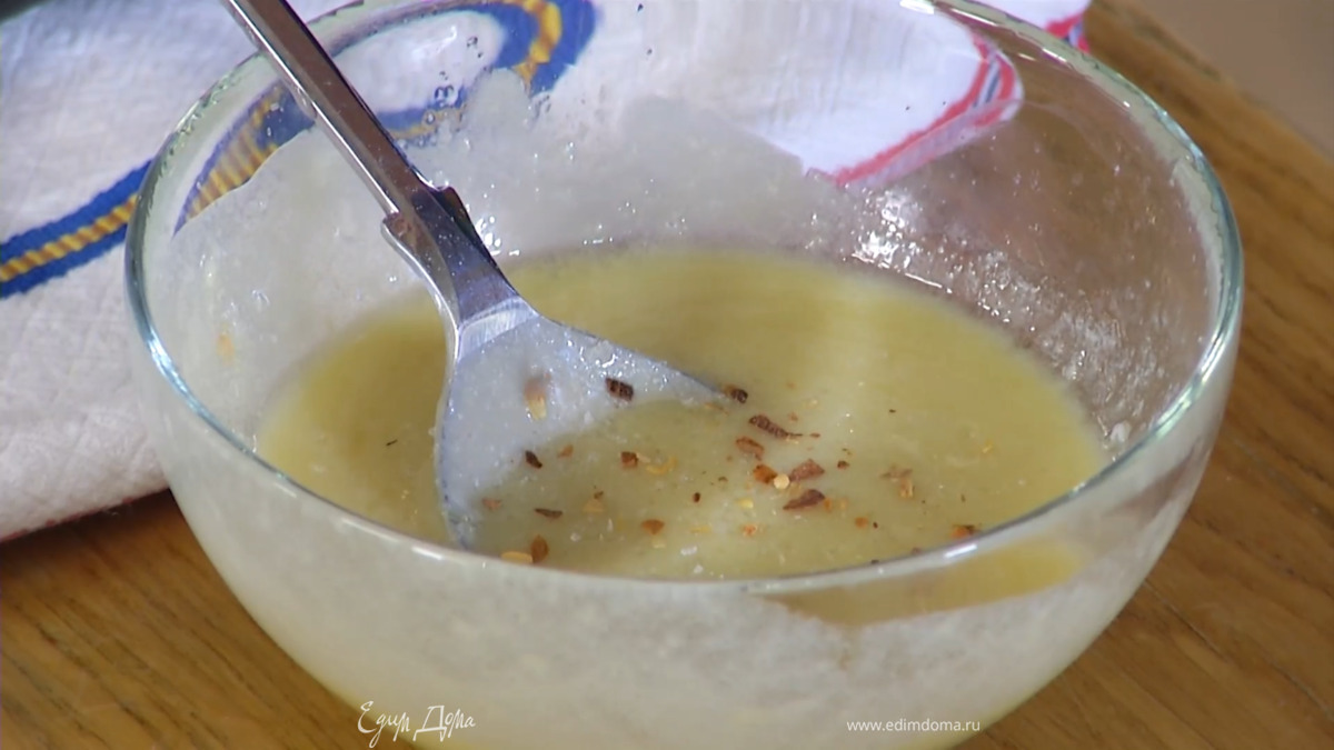 Приготовить заправку: в пиалу выжать сок оставшейся половинки лимона, добавить тахини, чили, соль, влить оливковое масло и перемешать.