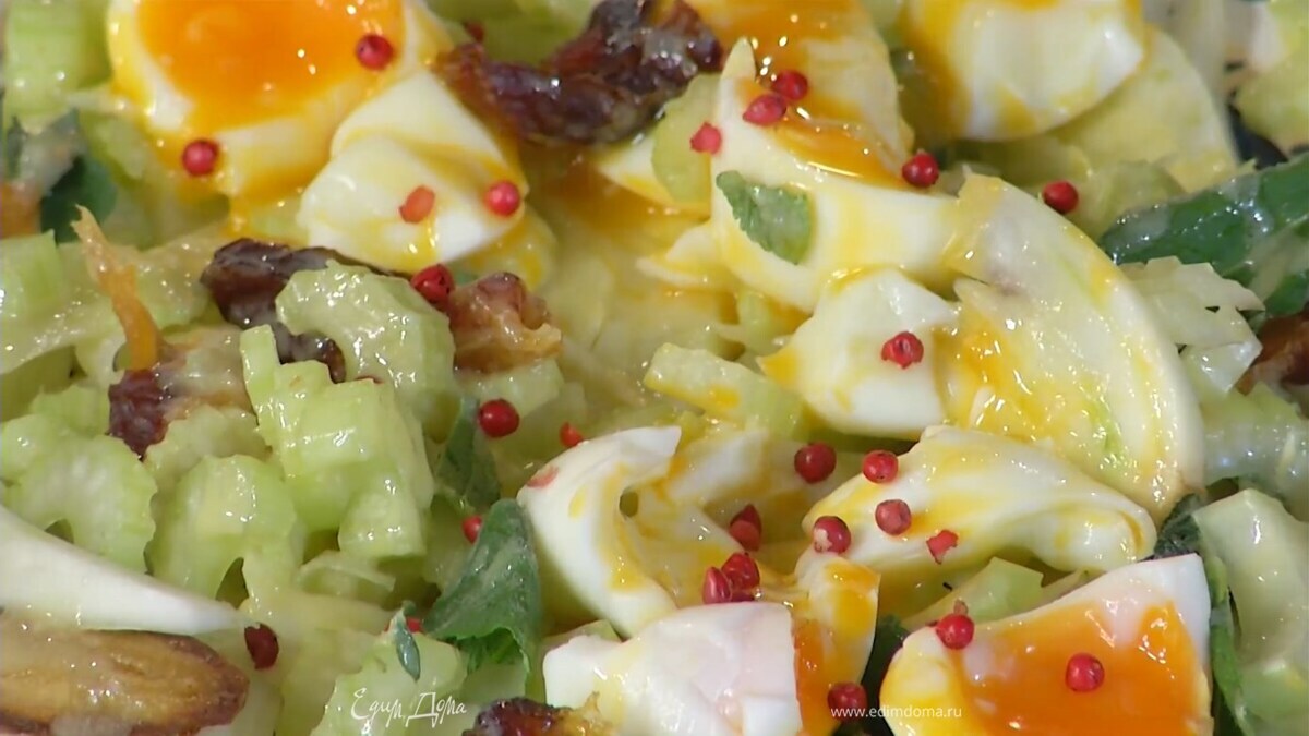 Выложить на салат листья мяты, порванные руками финики и полить все заправкой, сверху поместить отваренные яйца и надрезать так, чтобы желток вытек, посыпать все розовым перцем.