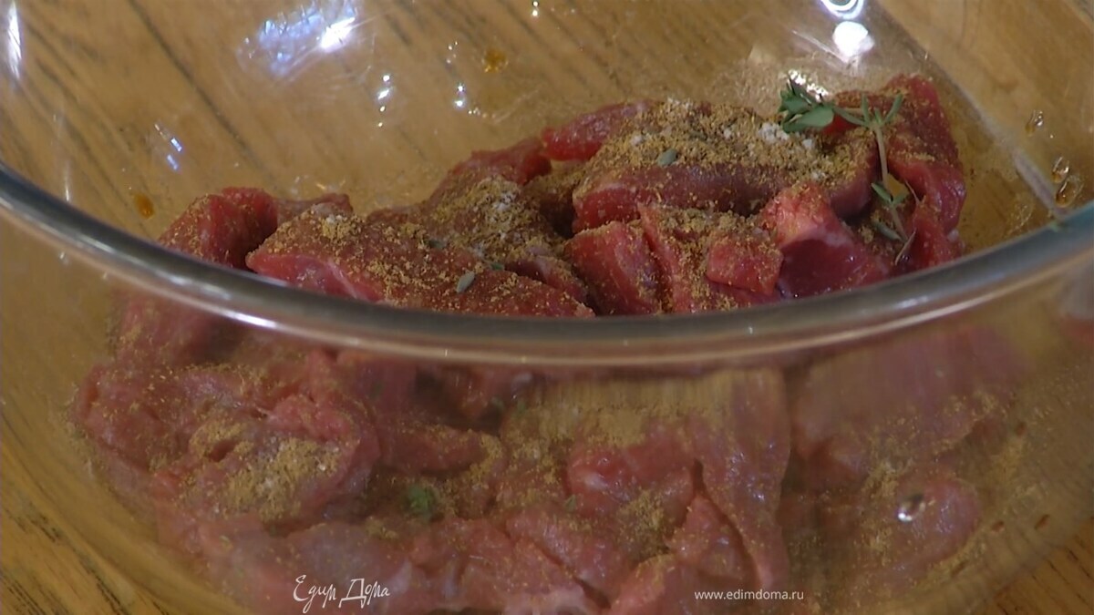 Мясо нарезать тонкими полосками, полить соевым соусом, рисовым уксусом, посыпать приправой «5 специй», черным перцем, листьями тимьяна и перемешать.