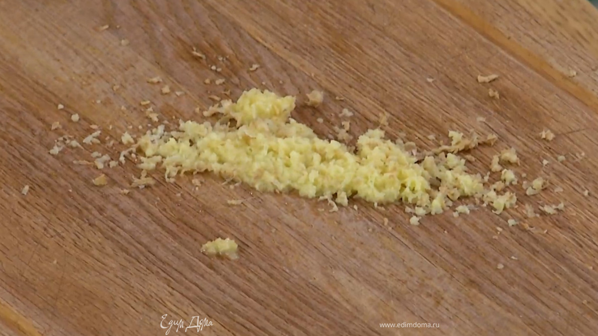 Имбирь натереть на мелкой терке — должна получиться 1 ст. ложка.