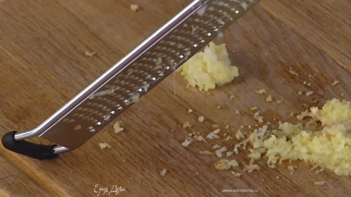 Чеснок почистить и натереть на мелкой терке.