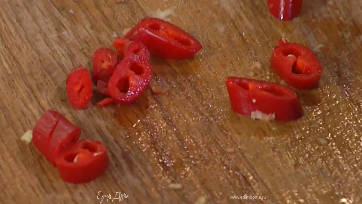 Чили нарезать тонкими колечками.