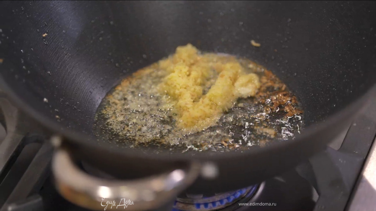 Разогреть в воке оливковое масло и слегка обжарить имбирь, чеснок и чили.